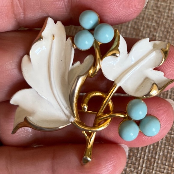 Sarah Coventry Jewelry - Vintage Sarah Coventry Gold Tone and Enamel Flower Berry Brooch Pin